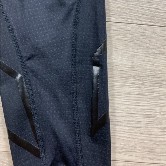 2XU Ignition Black Dotted Compression 7/8 Leggings - Picture 7 of 14